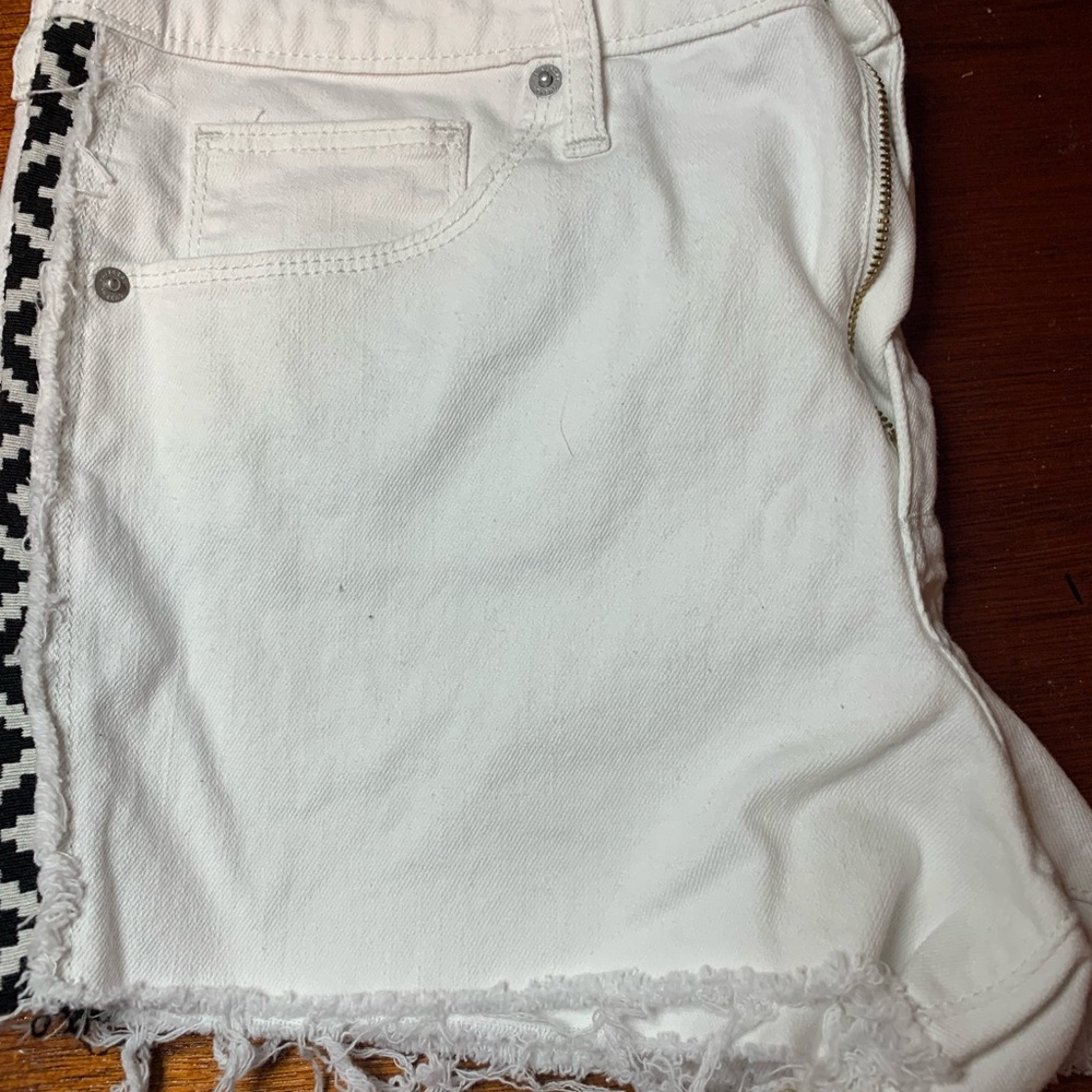 Vintage Thread White shorts with black side pattern